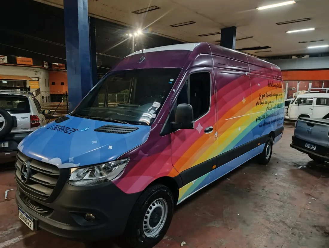 Van envelopada com degradê colorido em arco-íris